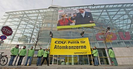 Działacze Greenpeace na dachu Merkel