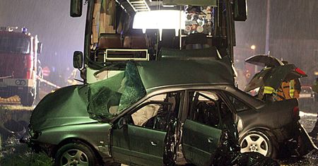 Samochód zderzył się z autokarem
