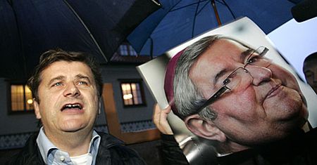 Serdelki zawisły na krzyżu