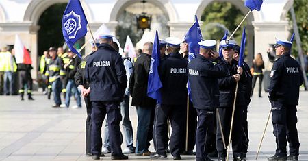 Mundurowi protestują przeciw rządowi