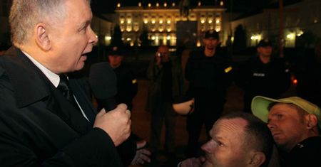 Jarosław Kaczyński przed Pałacem Prezydenckim