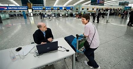 Pisze książkę na lotnisku