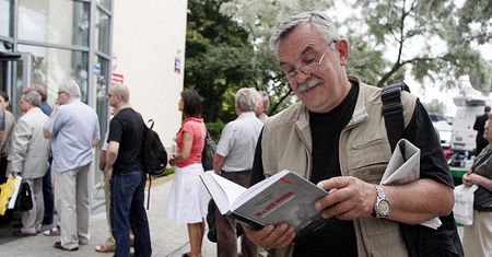 Publikacja IPN - kolejka jak za PRL