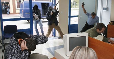 Policja napadła na bank