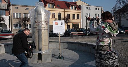 Prezerwatywa-gigant w centrum miasta