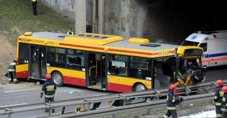 Autobus zjechał ze skarpy