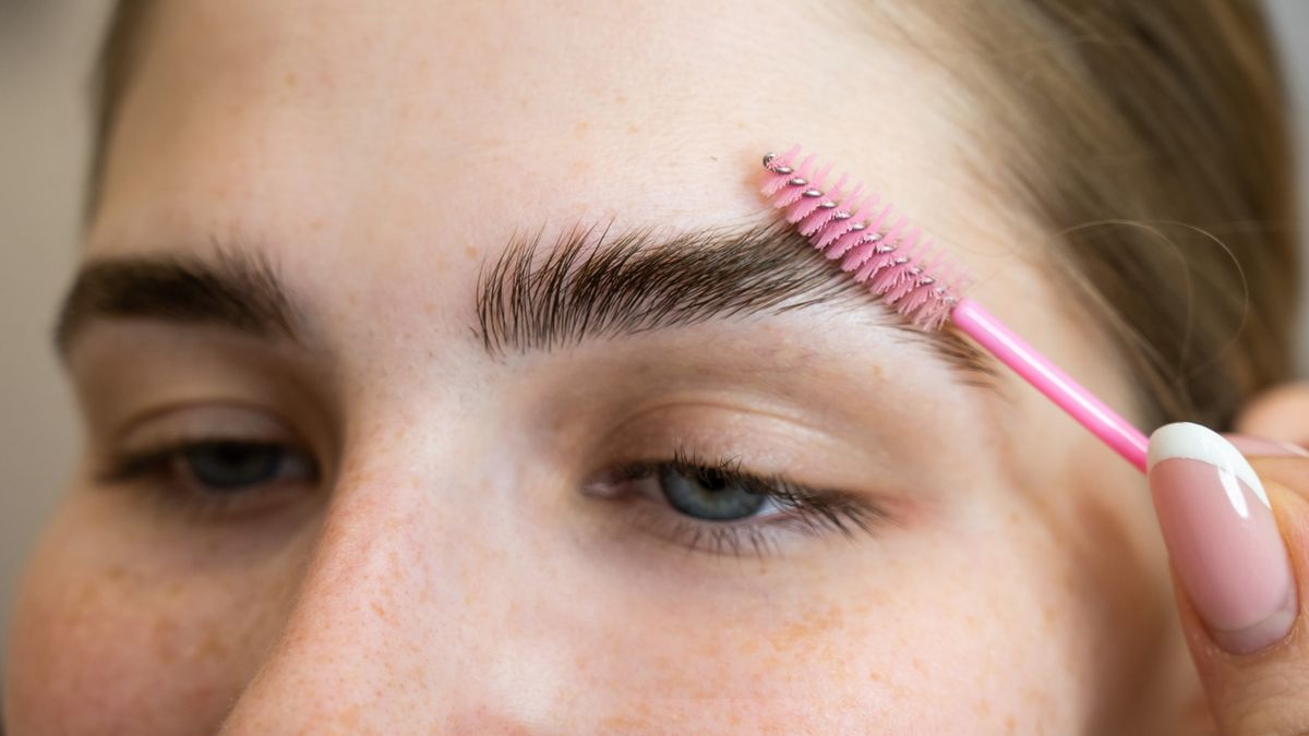 Wosku do brwi można używać w połączeniu z kredkami i cieniami