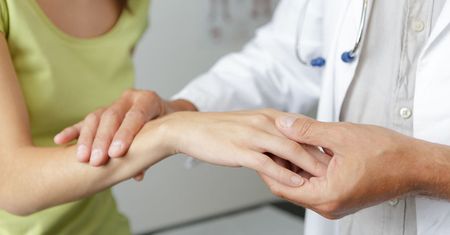 Mrowienie rąk może być objawem wielu chorób. Sprawdź, czy masz powody do niepokoju