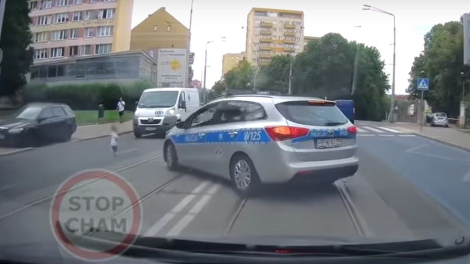 Chłopiec wbiegł na ulice