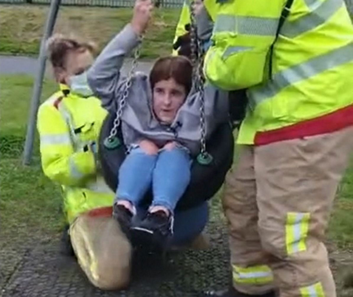 Nastolatka utknęła w huśtawce