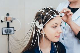 Badanie EEG głowy (elektroencefalografia) - czym jest i kiedy się je wykonuje?