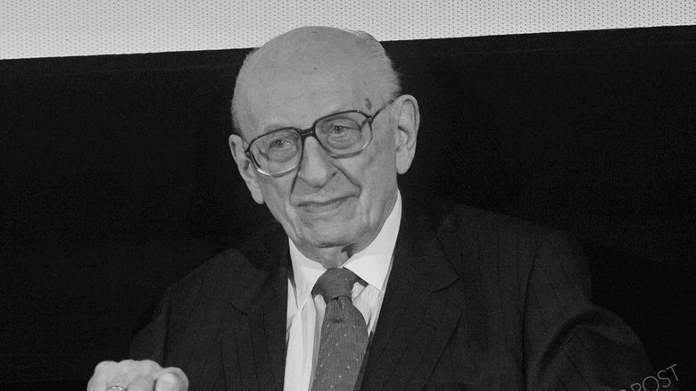 Władysław Bartoszewski (19.02.1922-24.05.2015)

Historyk, publicysta, pisarz. Więzień Auschwitz i żołnierz Armii Krajowej. Otrzymał Order Orła Białego. Jego pogrzeb miał charakter państwowy, a ciało pochowano w Alei Zasłużonych na Powązkach.