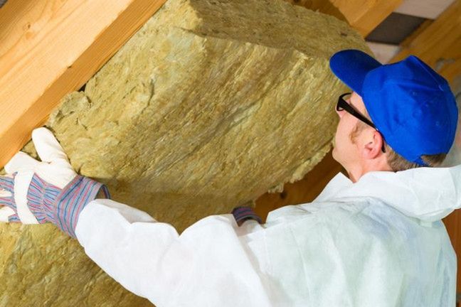 Ocieplenie poddasza - umieszczanie wełny między krokwiami