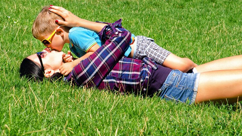 Całowanie dzieci w usta naraża je na próchnicę