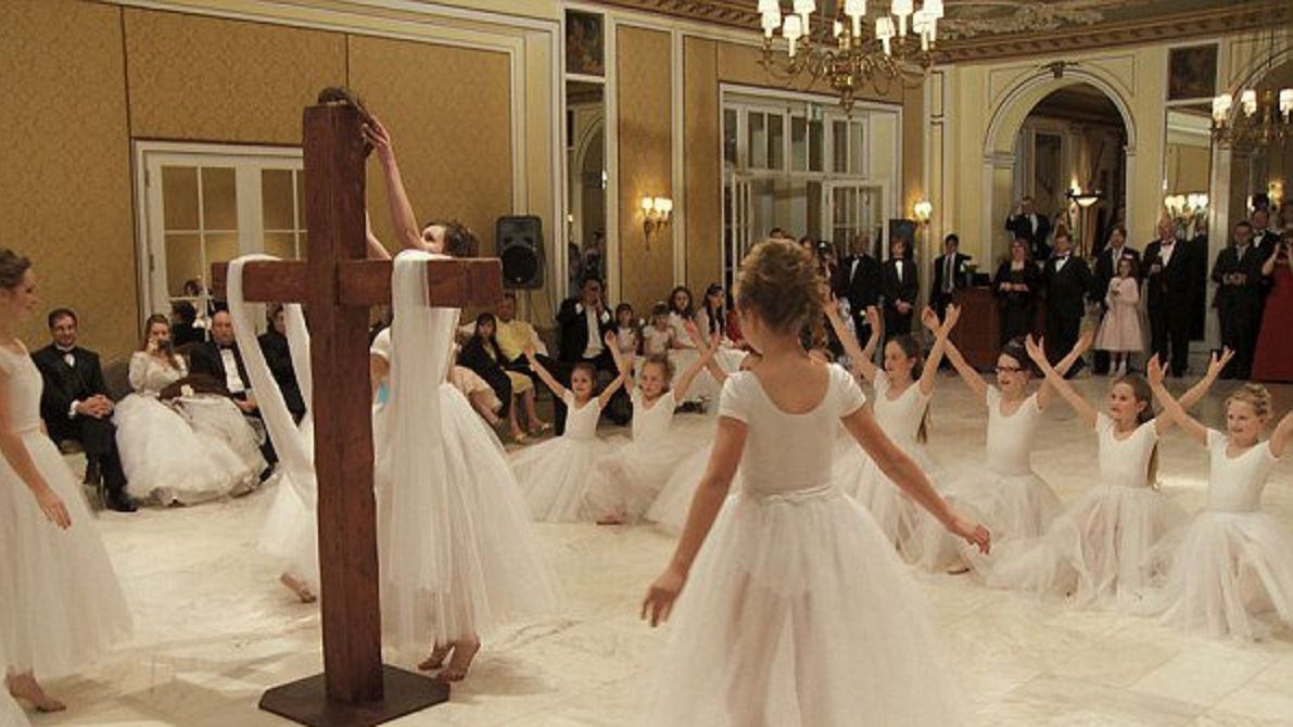 Purity Ball. Dziewczynki ślubują dziewictwo swoim ojcom