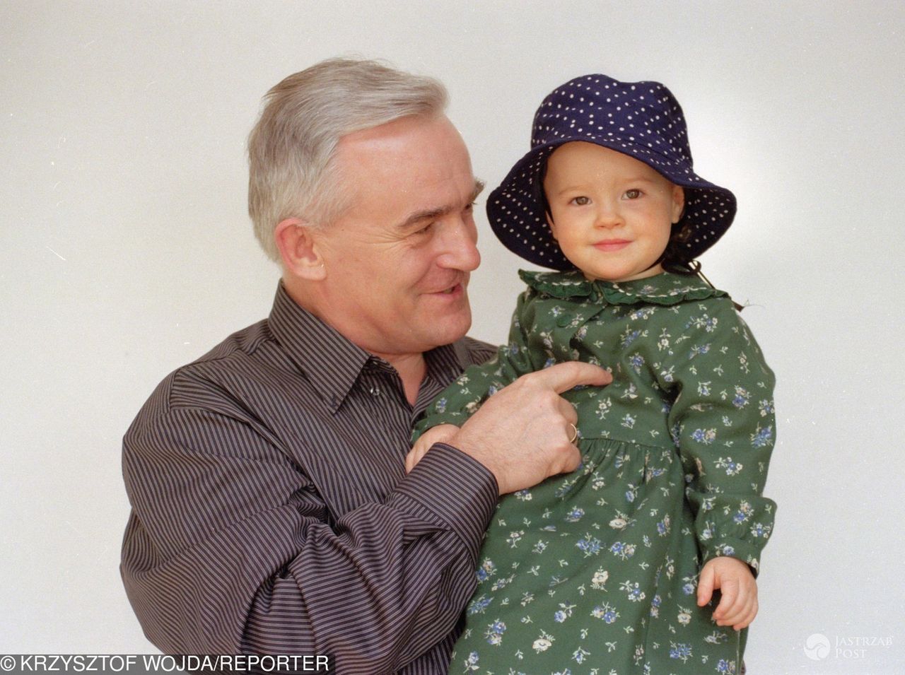 1997. Leszek Miller z wnuczka. 
fot. Krzysztof Wojda/REPORTER 
portret