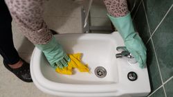 Wystarczy polać i zostawić na 30 minut. Łazienka będzie lśnić