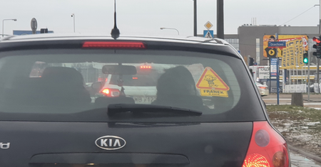 Masz na samochodzie taką naklejkę? Natychmiast się jej pozbądź