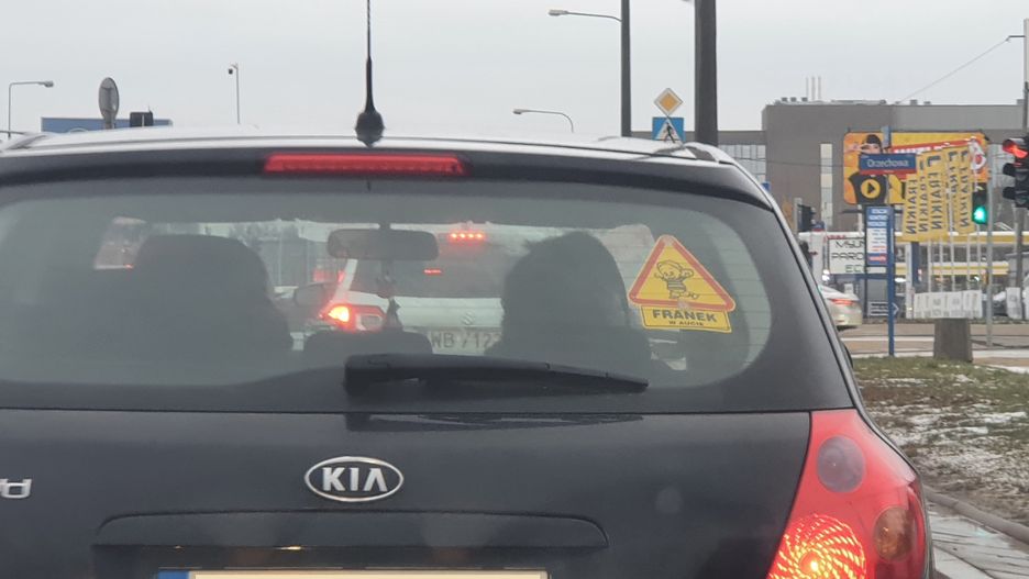 Naklejki z imieniem dziecka na samochodzie to poważne zagrożenie