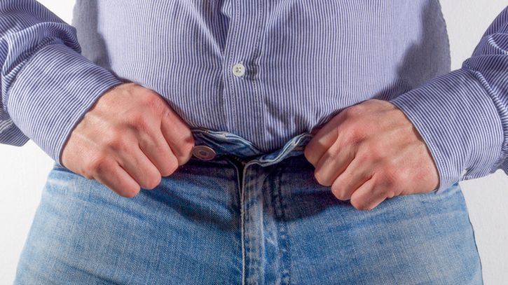 Mężczyźni z brzuszkiem powinni wyglądają korzystnie w spodniach z lekko zwężaną nogawką