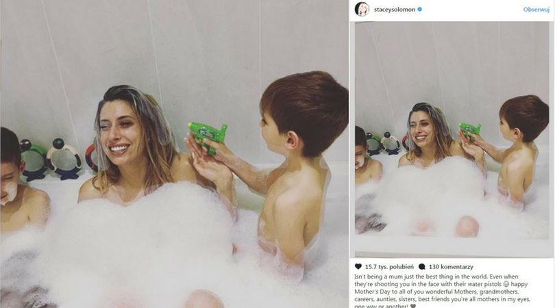Matka opublikowała zdjęcie, na którym kąpie się z dwoma małoletnimi synami