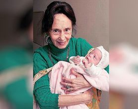 Urodziła dziecko w wieku 66 lat. Jak matka i córka wyglądają po latach? 