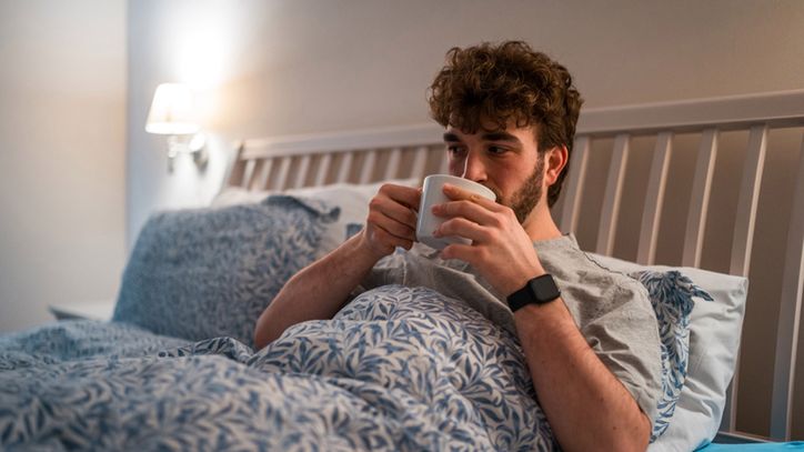 Lepiej nie pić wieczorem. Może skończyć się problemami z zasypianiem i bezsennością