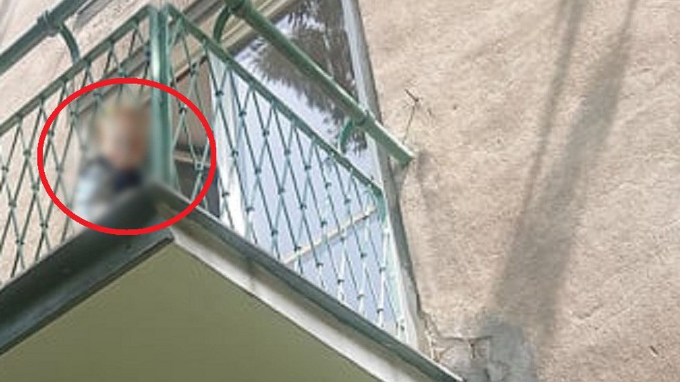 Dwulatek sika z balkonu. Rodzice nie widzą w tym problemu