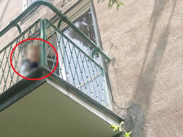 Dwulatek sika z balkonu. Rodzice nie widzą w tym problemu