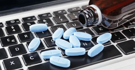 Przez internet czy w aptece - jak bezpiecznie kupować leki?
