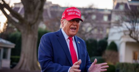 Cios Trumpa w zdrowie ludzi na całym świecie. "Umierać będą zwłaszcza dzieci"