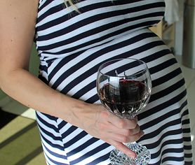Alkohol na początku ciąży – czy jest szkodliwy?