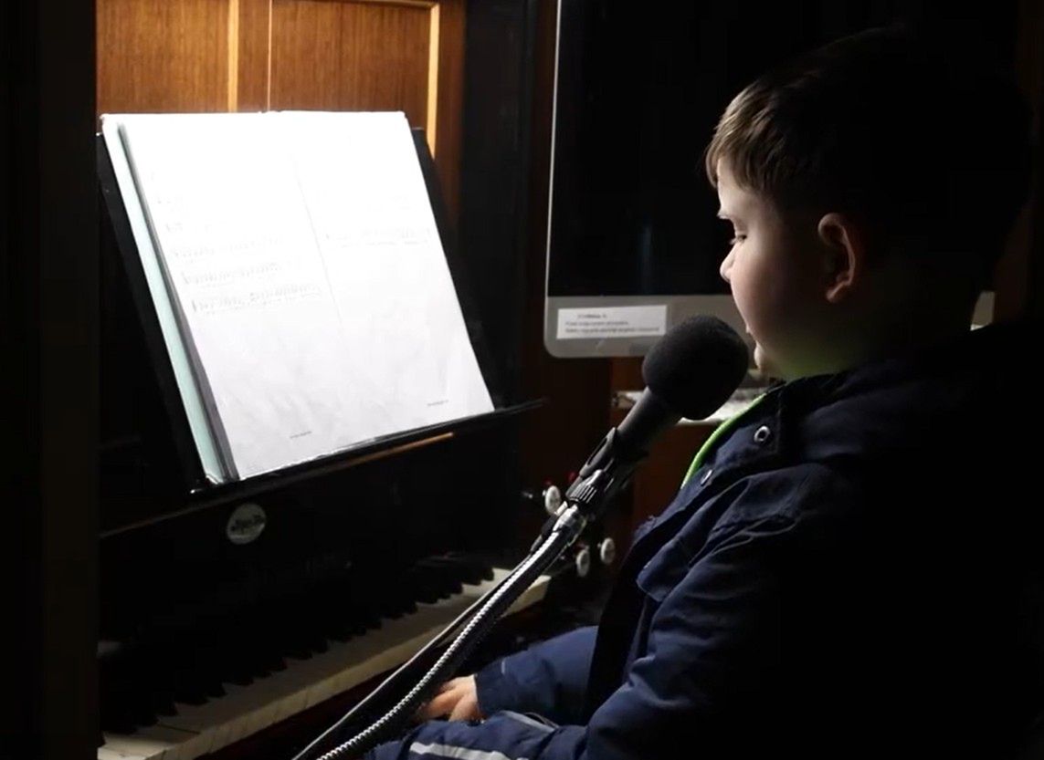 Szymon gra na ogranach 