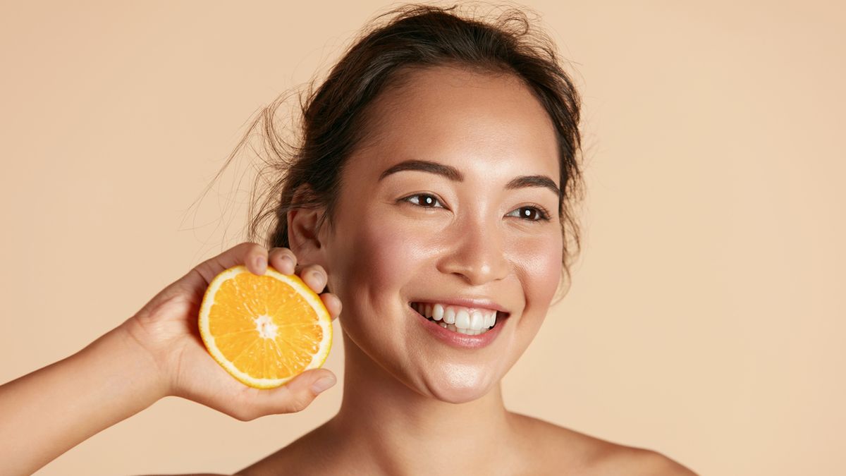 Zabieg C-Peel ma właściwości odmładzające i nawilżające skórę.