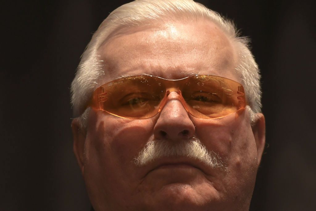 Lech Wałęsa ma COVID. Deklaruje, że po tym doświadczeniu &quot;nie będzie się rozstawał z maseczką&quot;