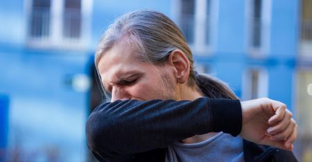 Suchy kaszel nie przechodzi? Przyczyną mogą być popularne leki
