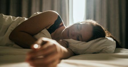 Naturalne źródła melatoniny. Co jeść, żeby lepiej spać?