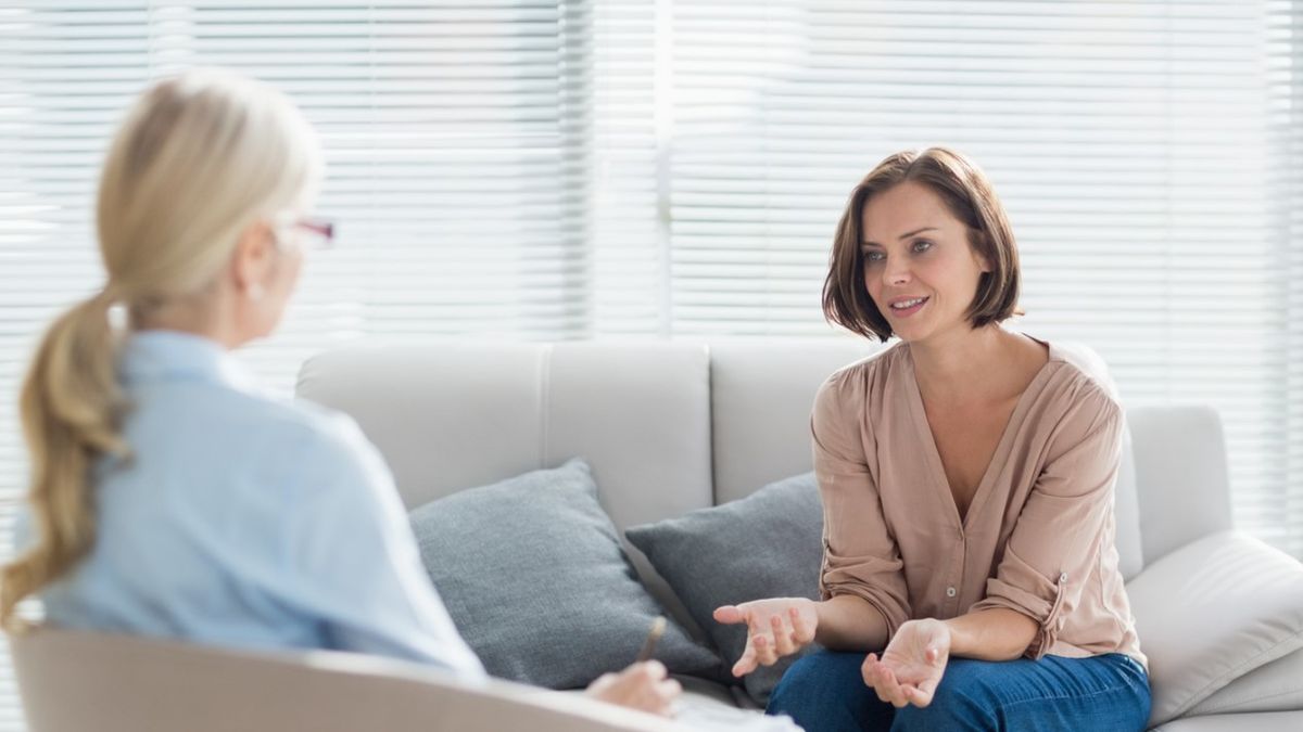 Psycholog to osoba posiadająca odpowiednie wykształcenie, pozwalające na udzielanie świadczeń psychologicznych.