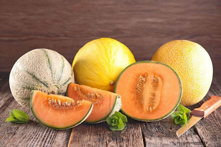 Melon pomaga obniżyć ciśnienie krwi, usprawnia pracę oczu, wspomaga odchudzanie, a poza tym ma wspaniały słodki smak.