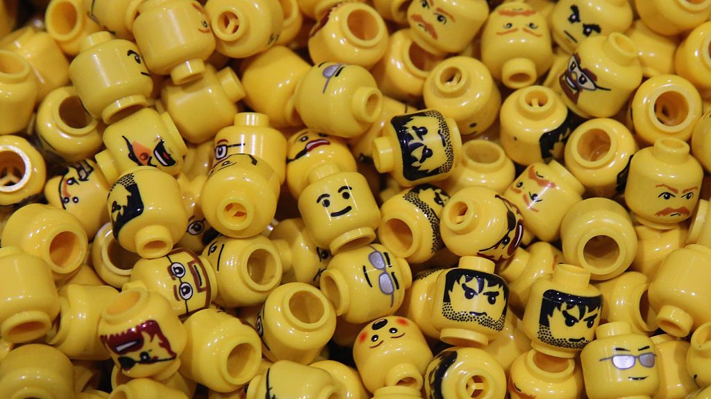 Połknęli głowy ludzików z klocków Lego. Co miał na celu kontrowersyjny eksperyment