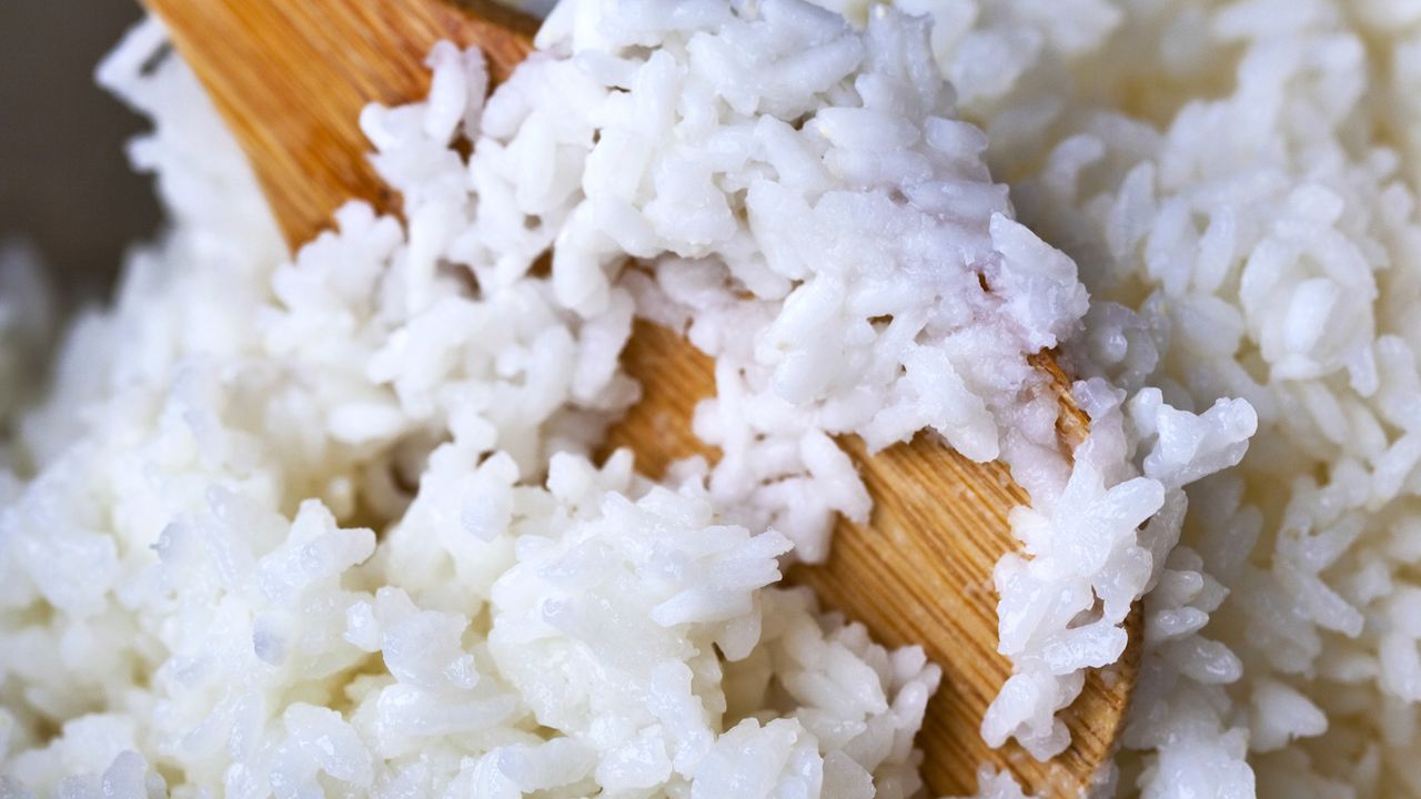 Nie podawaj ryżu w ten sposób. Możesz się poważne zatruć (WIDEO)