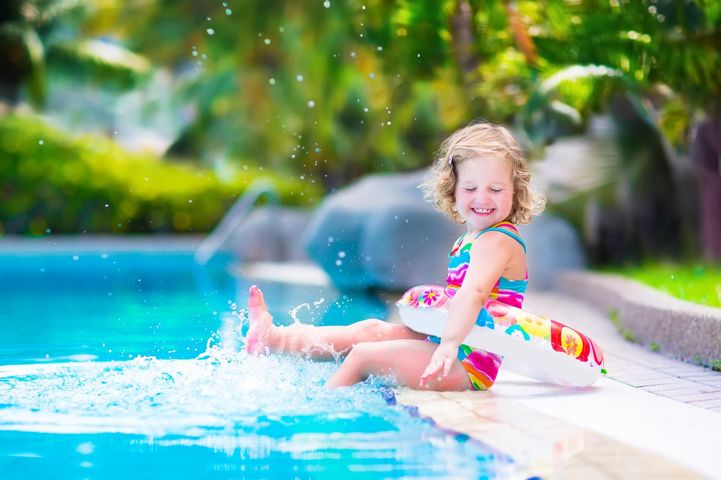 Dziewczynka kąpie się w basenie