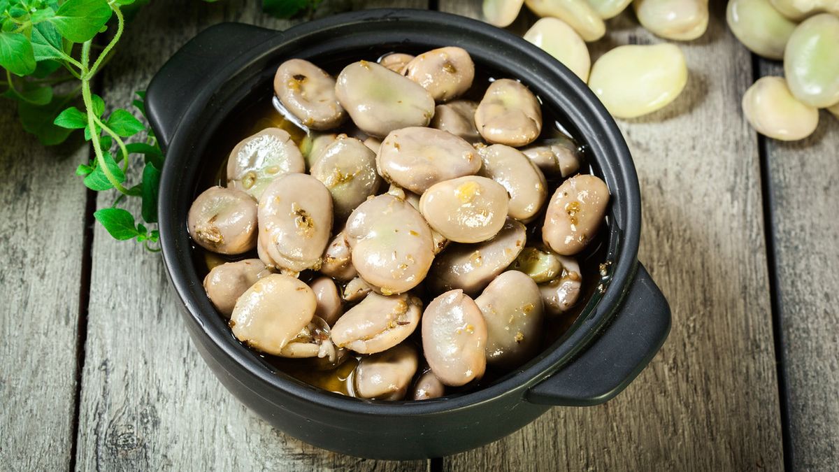 Bób po sycylijsku to bób w marynacie z czosnkiem i oregano.