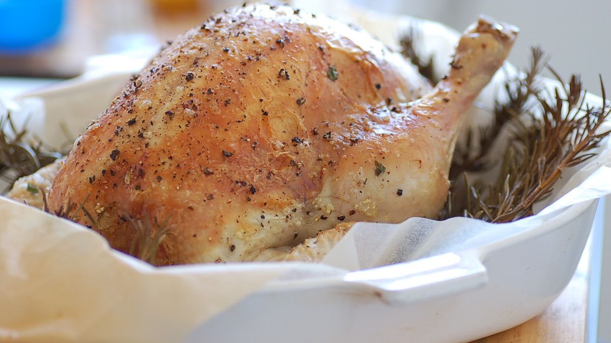 Produkty wysokobiałkowe to m.in. mięso, nabiał, jaja, orzechy i rośliny strączkowe