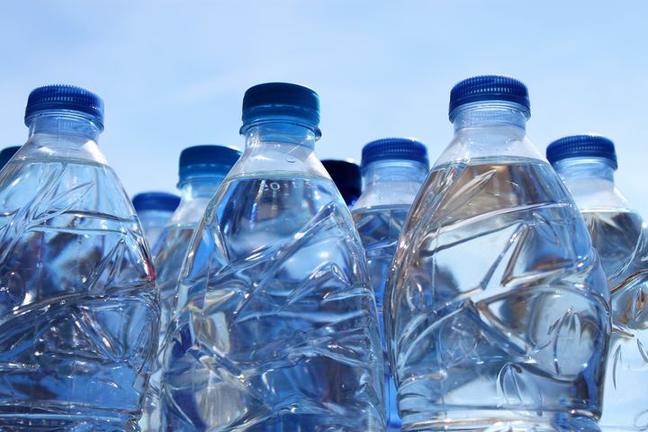 Przez picie wody z plastikowych butelek rocznie możemy pochłaniać dodatkowo od 75 do 127 tysięcy cząsteczek mikroplastiku