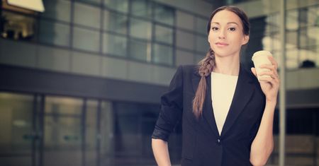 Marynarka ze spodniami – zestaw, w którym będziesz kobieca