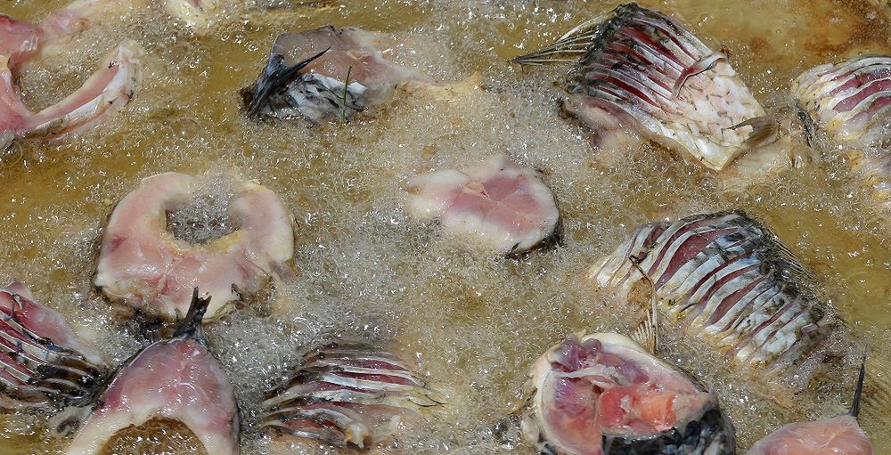 Smażysz na tym karpia? Najgorszy tłuszcz jaki możesz wybrać