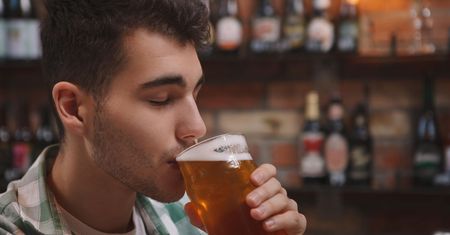 Raport GrowSpace: Coraz więcej młodych Polaków sięga po alkohol