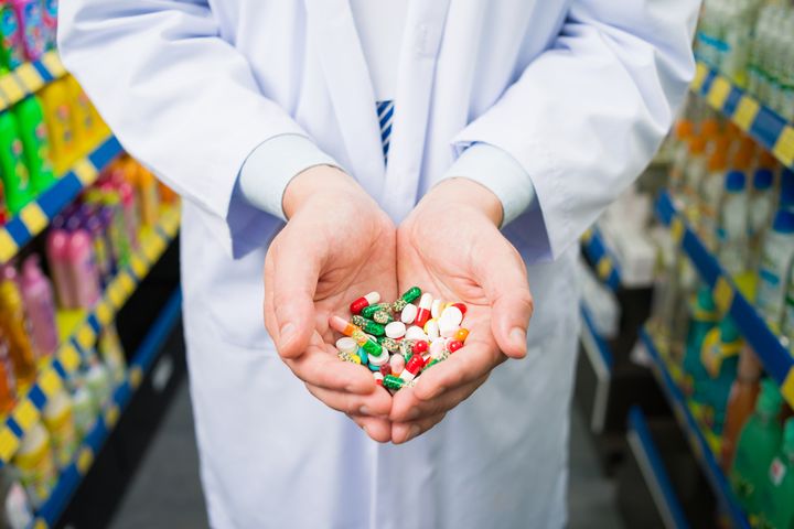 Leki bez recepty coraz popularniejsze. Czy wiemy, jak bezpiecznie leczyć się na własną rękę?