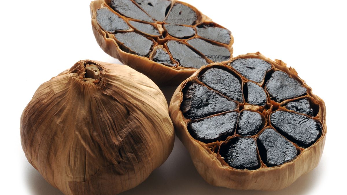 Czarny czosnek ma szereg prozdrowotnych właściwości.